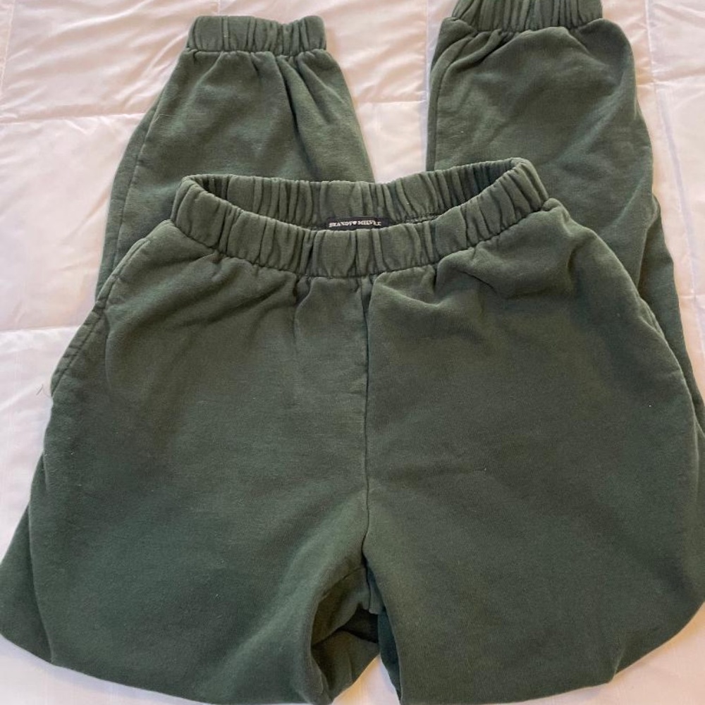 Brandy Melville Olive Sweatpants OS, pockets, No rips, pulls, or discoloration